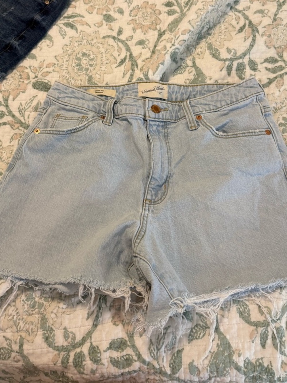 Universal Thread Denim Frayed Jean Shorts Size 8 Blue